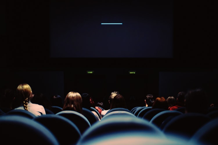 Pessoas em uma sessão de cinema.
